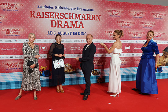 v.l.n.r.: Rita Falk, Judith Gerlach, Rita Falk, Simon Schwarz, Lisa Maria Potthoff, Diana Iljine (©Foto: Martin Schmitz)